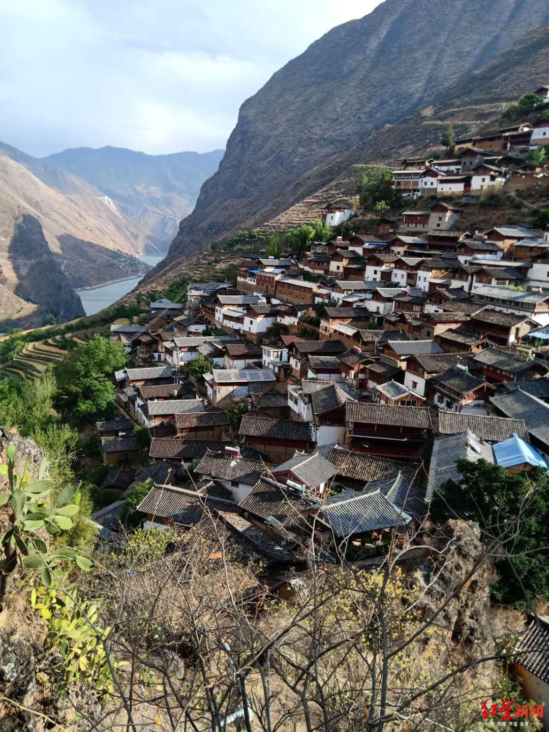 云南这个悬崖上的村庄火了