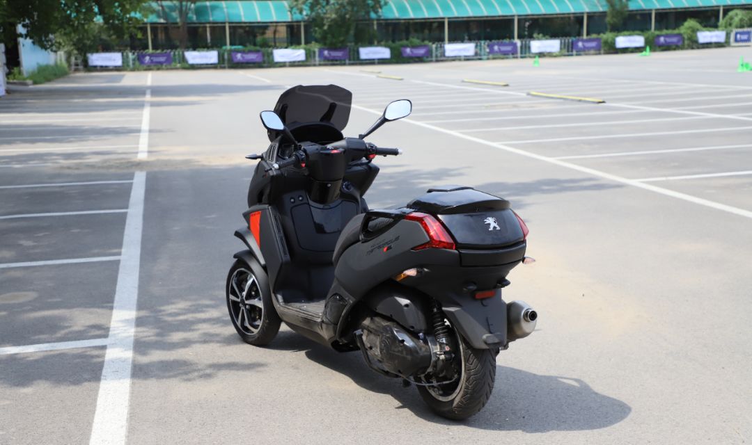 国内第一台可以正式上牌上路的倒三轮踏板车,标致metropolis摩托国内