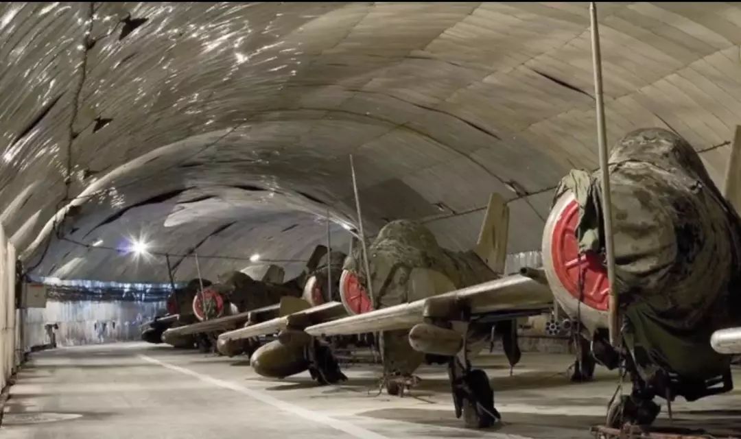 里面的飞机也没有受损,虽然没有被严重破坏,飞机洞库的防护门他发现