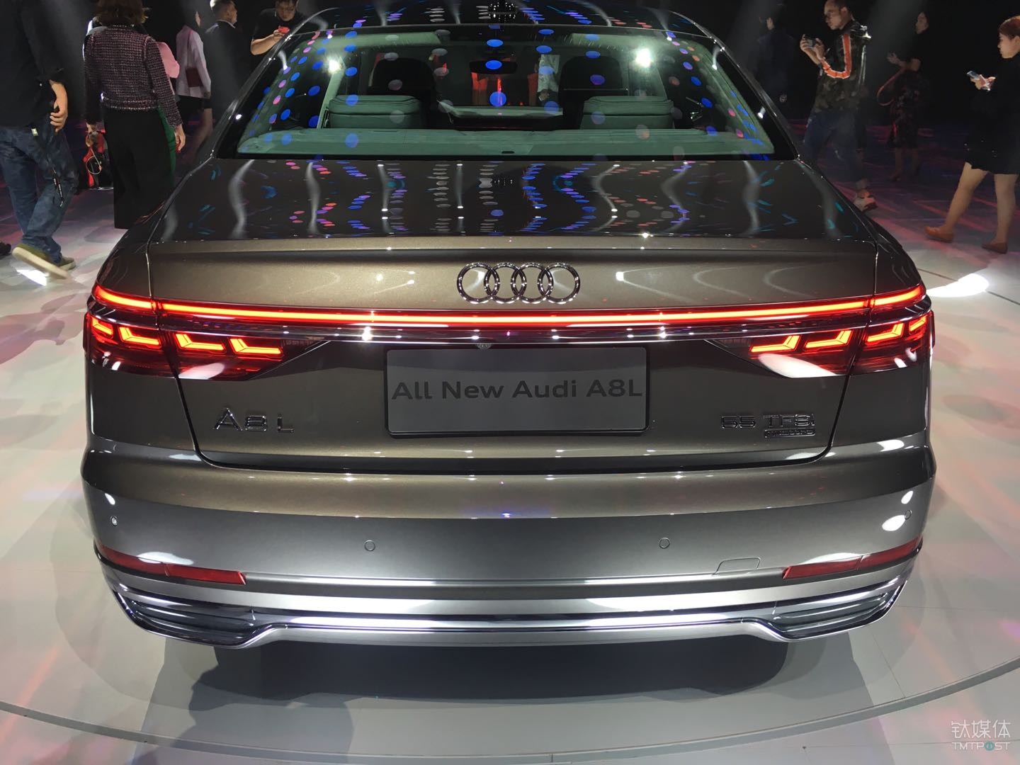 新a8l最为标志性的变化就是,用后部扁平化设计的led 灯带与oled尾灯组