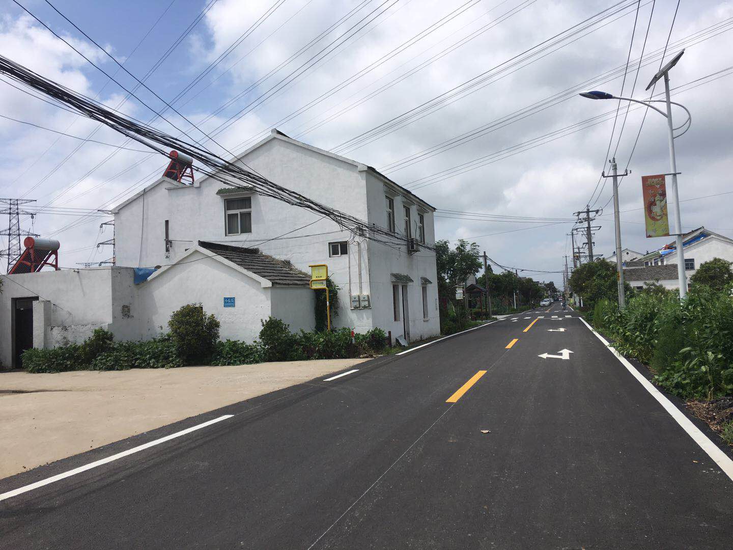 老旧水泥路铺上新沥青江宁建东社区颜值升级