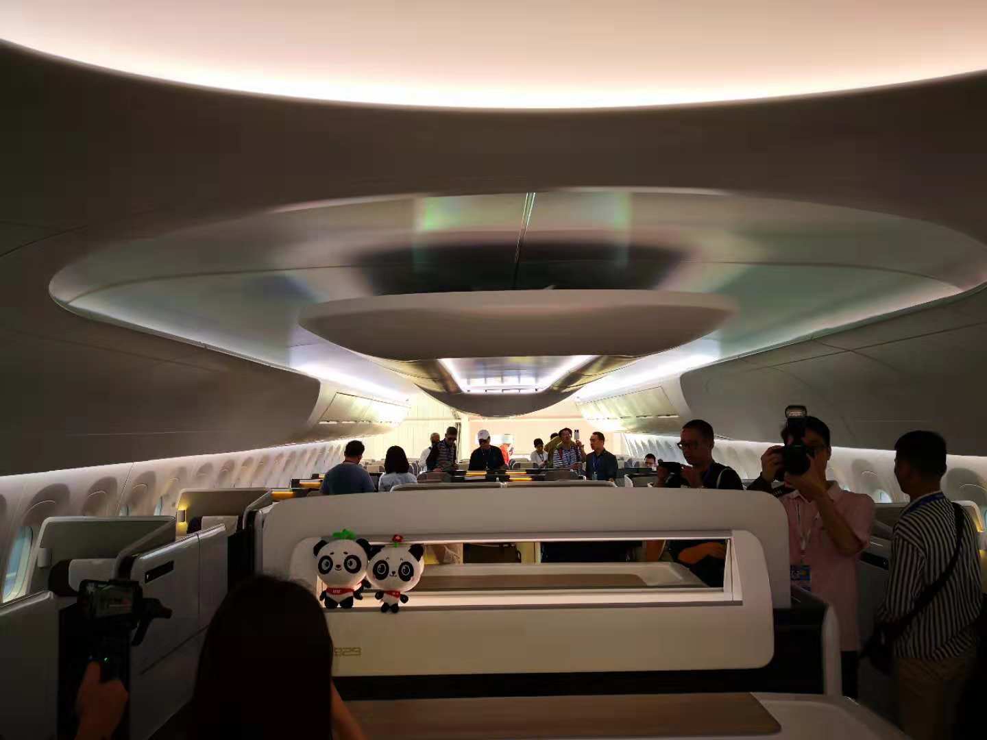 c929的客舱内部非常宽敞,四周有可以调节多种模式的氛围灯,行李架为