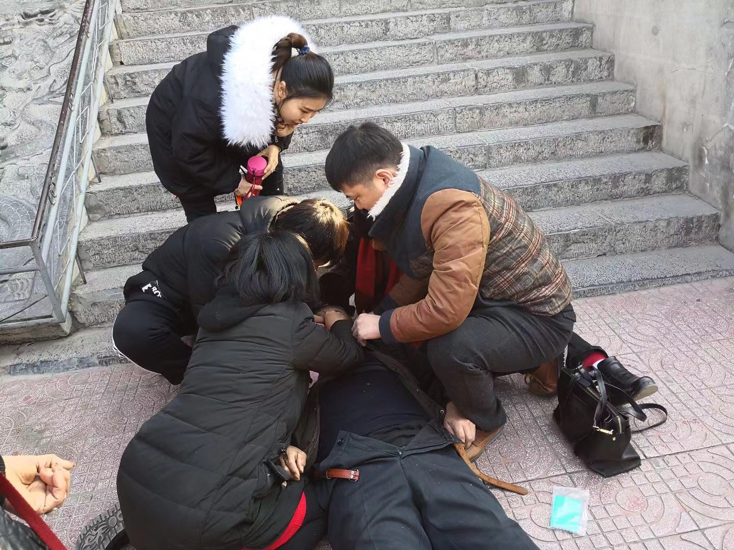 旅途救人一命,这个医生好样的