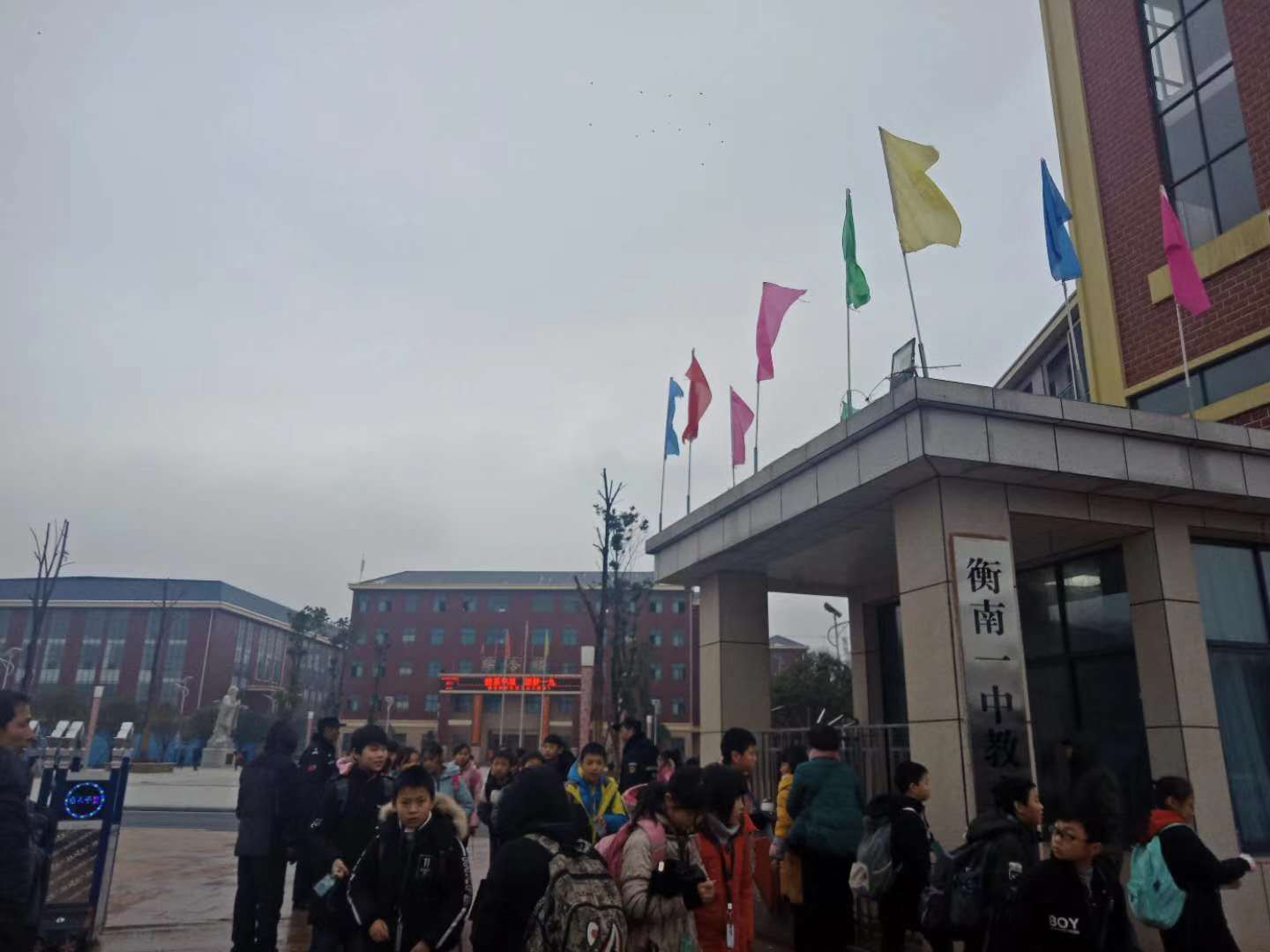 1月2日下午,华星学校门口。放学后学生们鱼贯而出。新京报记者段睿超 摄