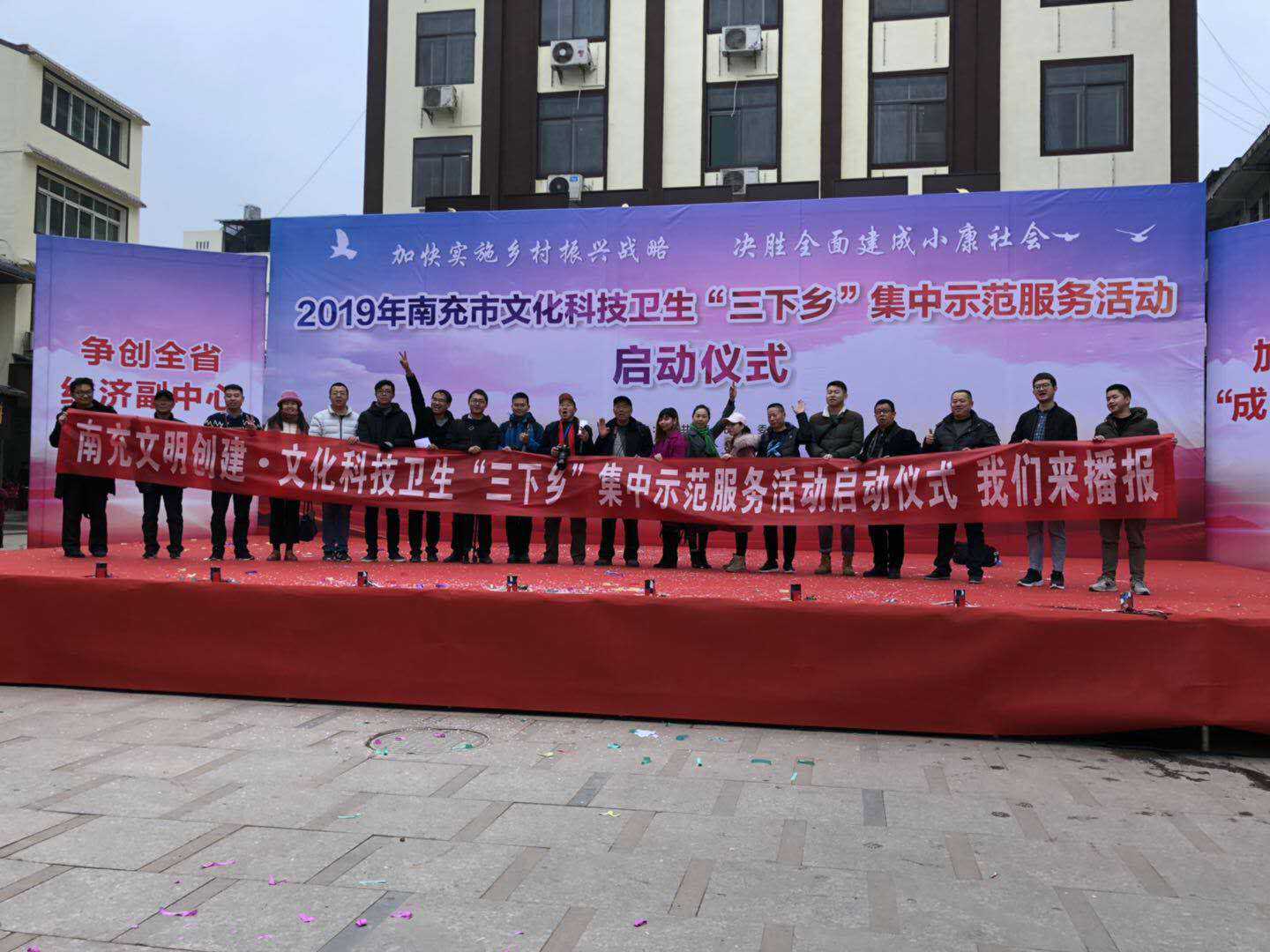 文艺演出,写春联,送书籍等文化暖心活动,连同科技展示,农业科技宣传