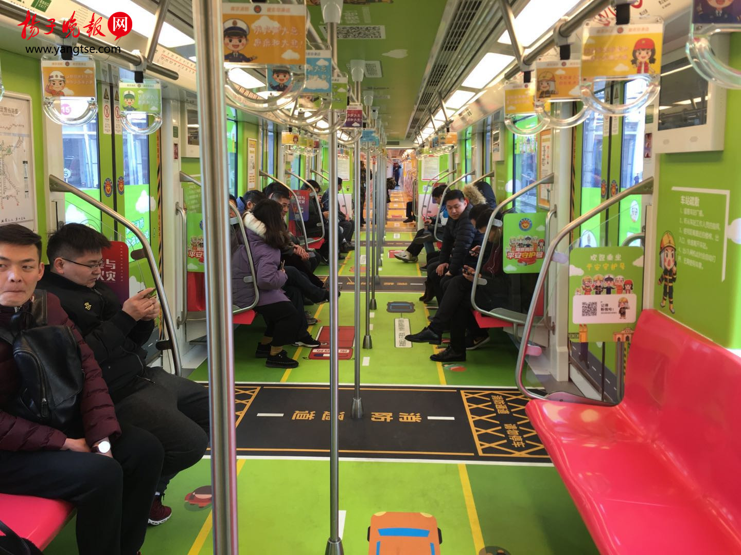 南京市民在乘坐地铁二号线时有机会偶遇"平安守护号"专列,车厢里既能
