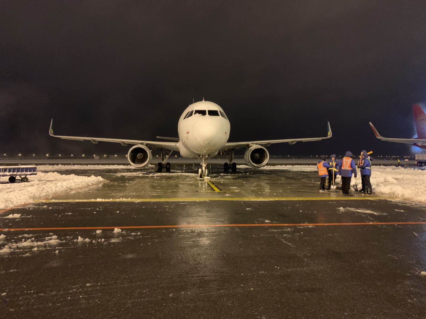 出現持續降雪,南京祿口國際機場連夜出動吹雪車和掃雪機械,完成對跑道