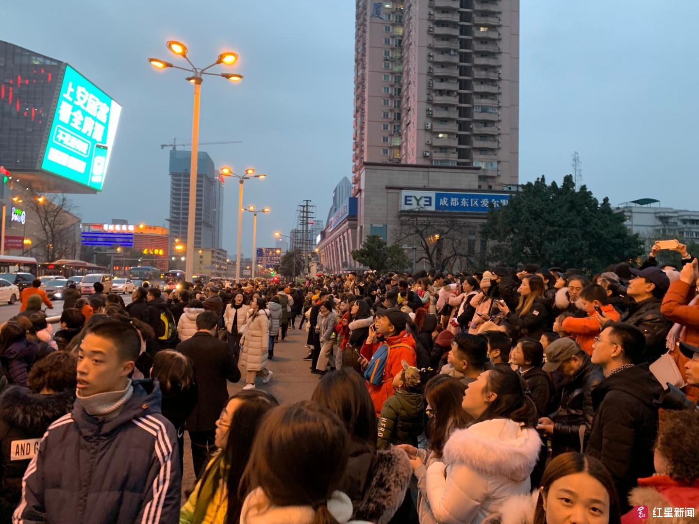 人人人人…成都电子烟花秀引市民强势围观 网友:挤到质壁分离|电子|烟