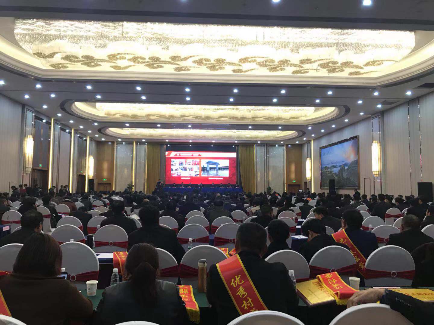 谭建新,黄贵开,唐中,刘东才,吴晓娟,余首开等区领导出席会议.