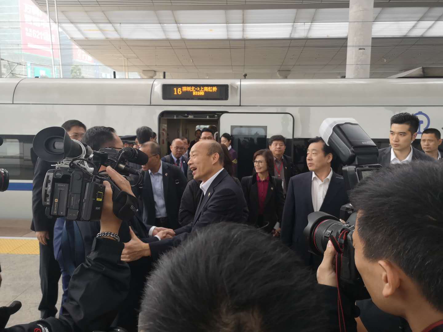 视频-韩国瑜一行搭高铁抵达厦门