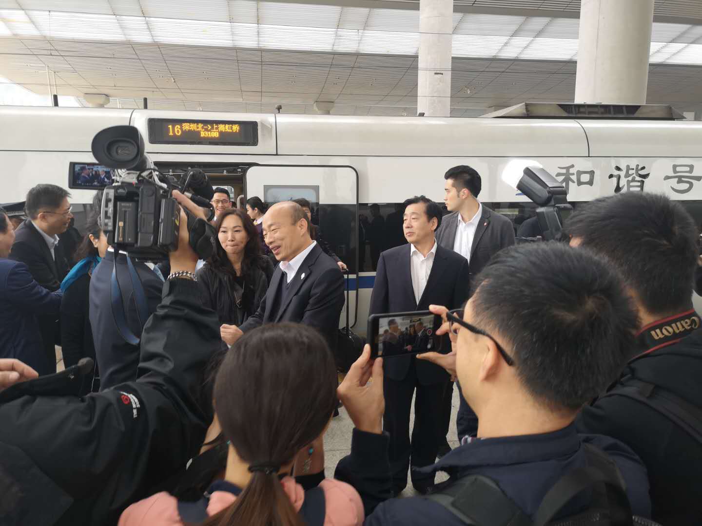 视频-韩国瑜一行搭高铁抵达厦门