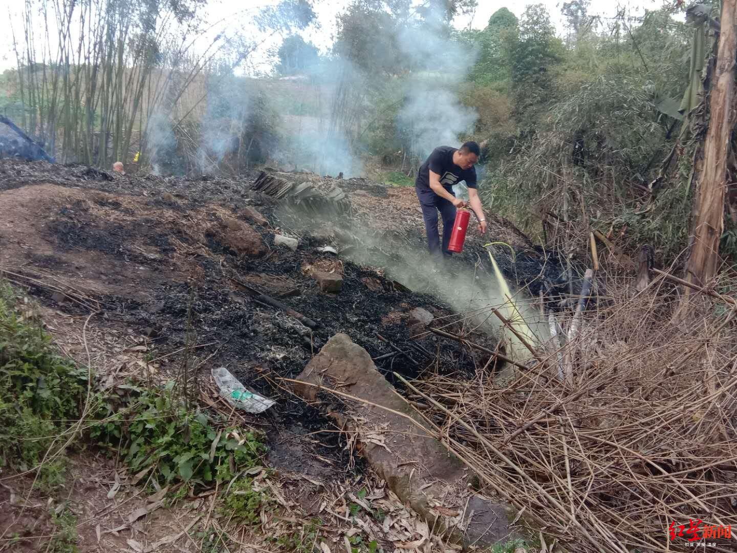 老人烧竹子引发大火 10多名下班民警刚好经过成"救星"