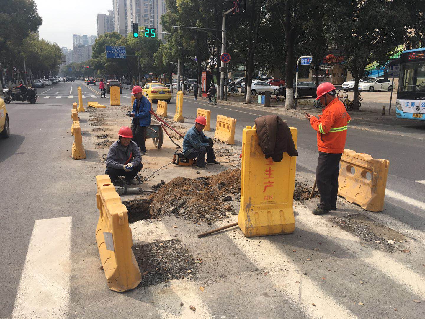 影响你出行的不规范施工将被严管!道路围挡不整洁都可能进黑榜|鼓楼区