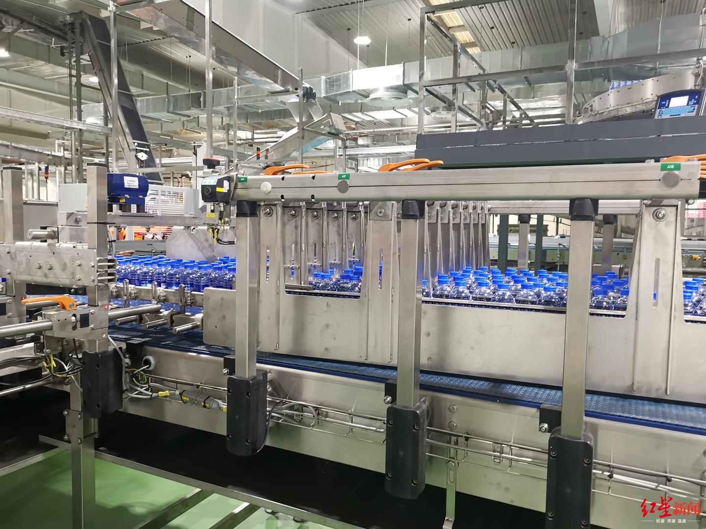 4月15日上午,中粮可口可乐全新引进的瓶装水生产线在四川成都正式上线
