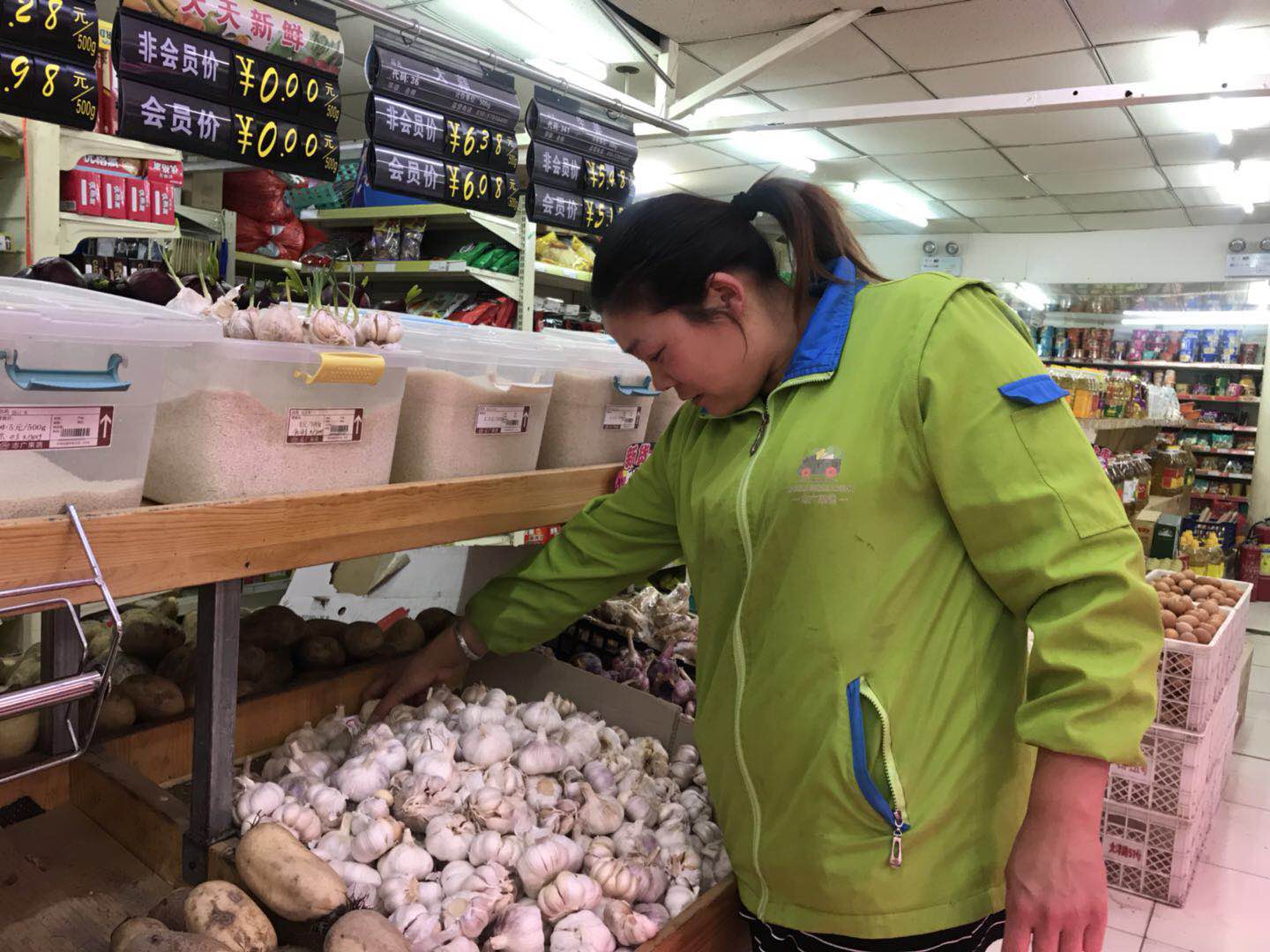 超市大蒜零售价6.38元。新京报记者 陈琳 摄