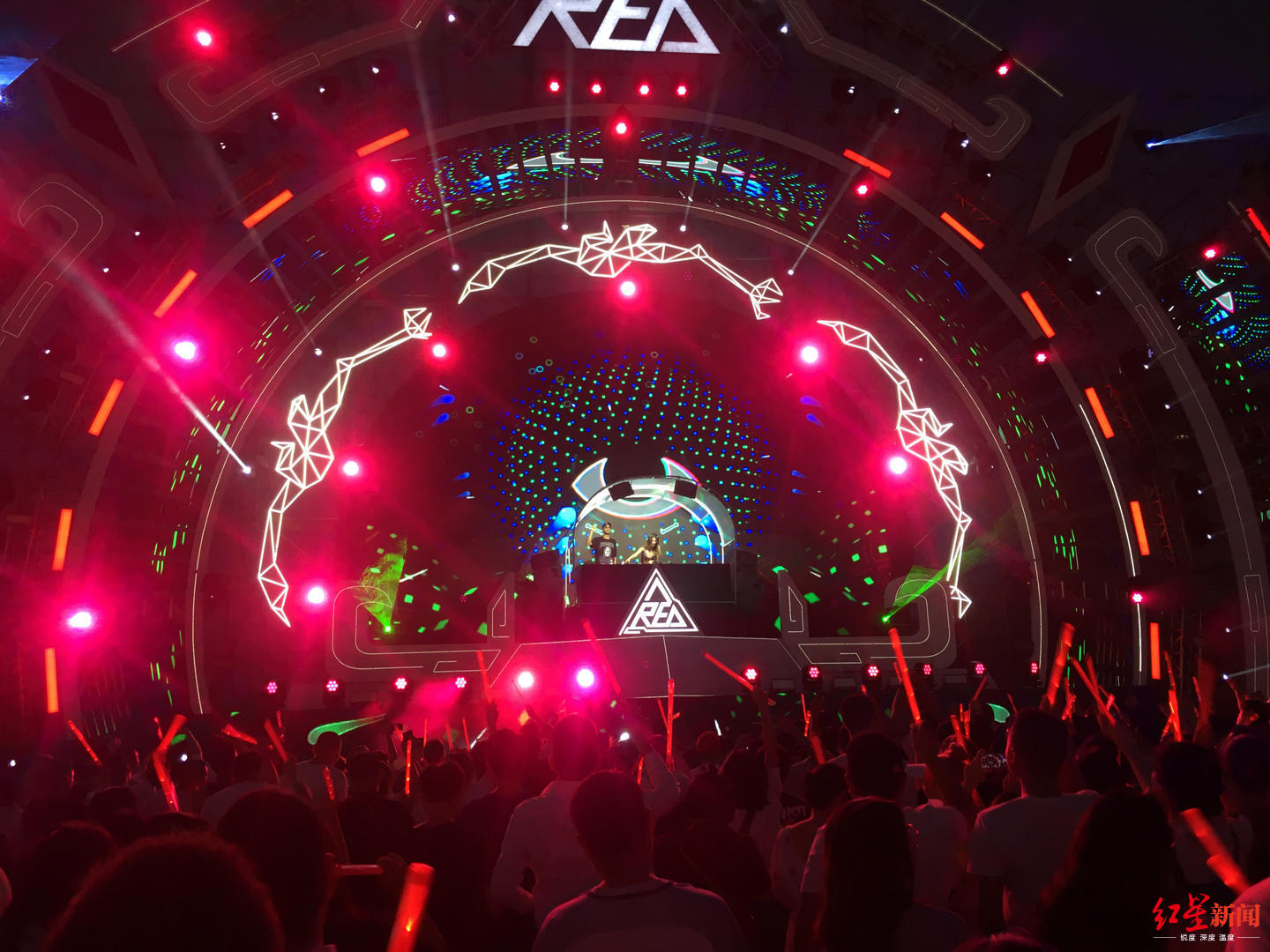 大型户外蹦迪64岁成都潮爷爷放飞自我安排上老年迪斯科