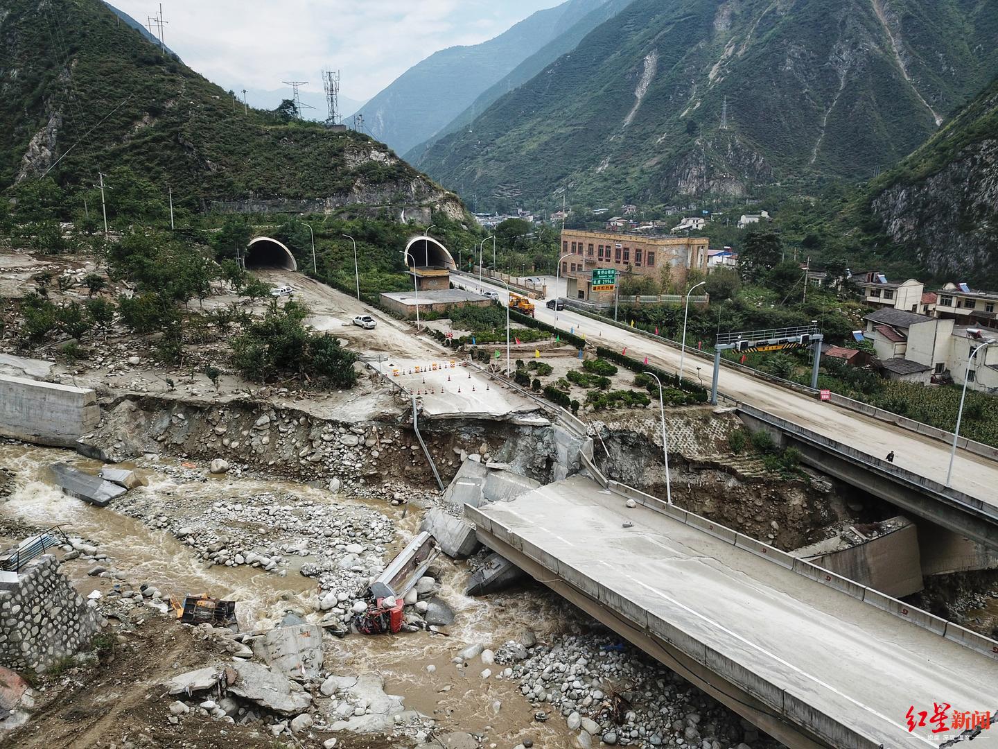 航拍都汶高速抢修三处断点应急便道已抢通