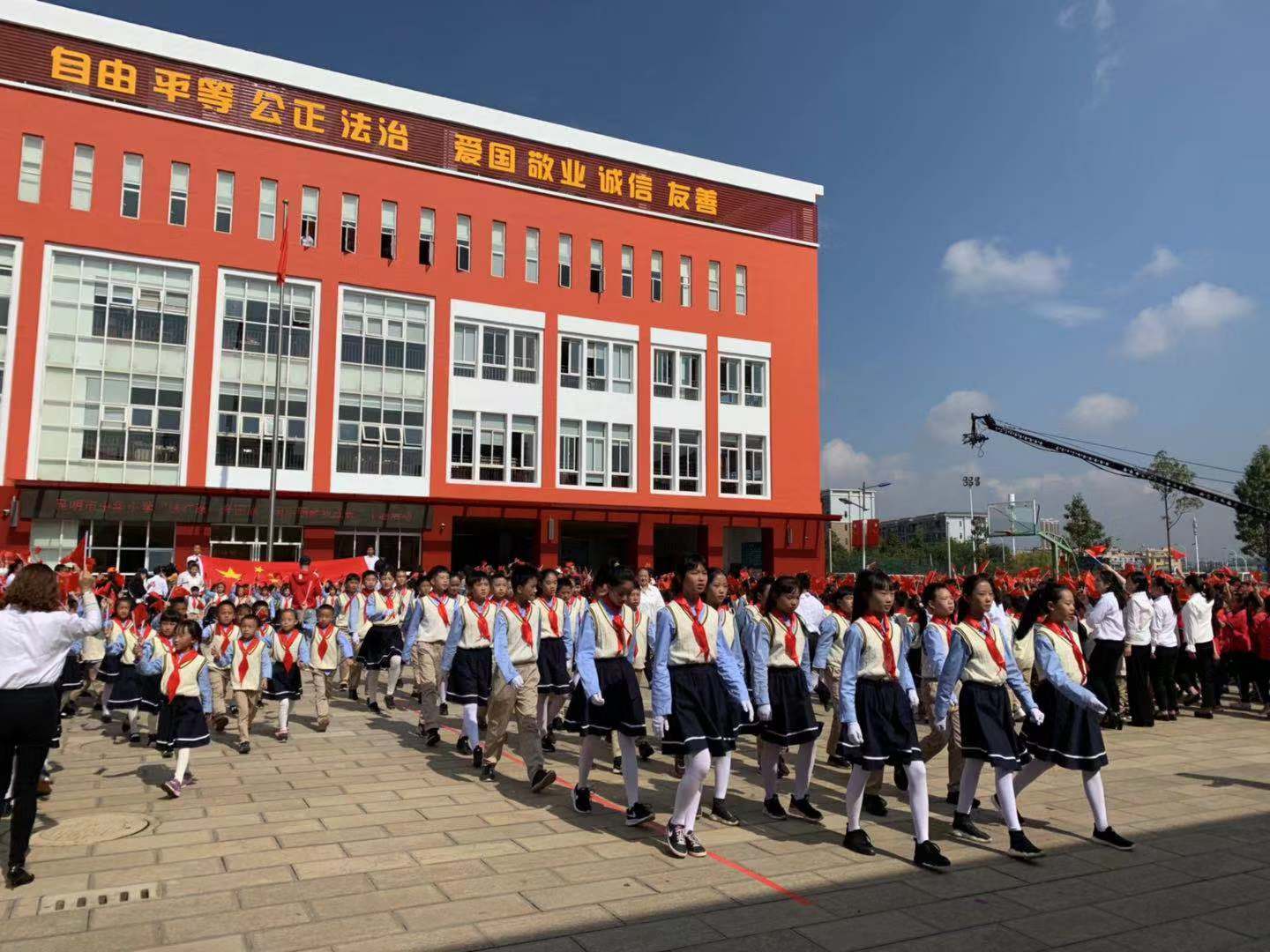 献礼祖国 传承光荣历史 昆明中华小学举行"绣红旗 升国旗"活动