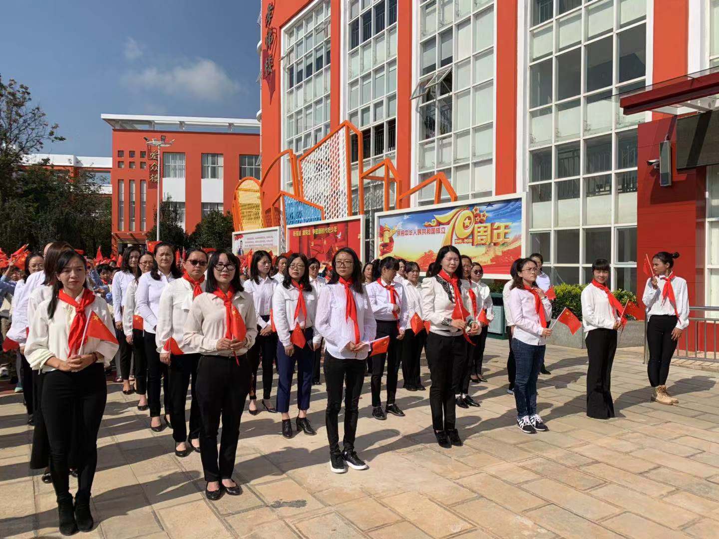 献礼祖国 传承光荣历史 昆明中华小学举行"绣红旗 升国旗"活动