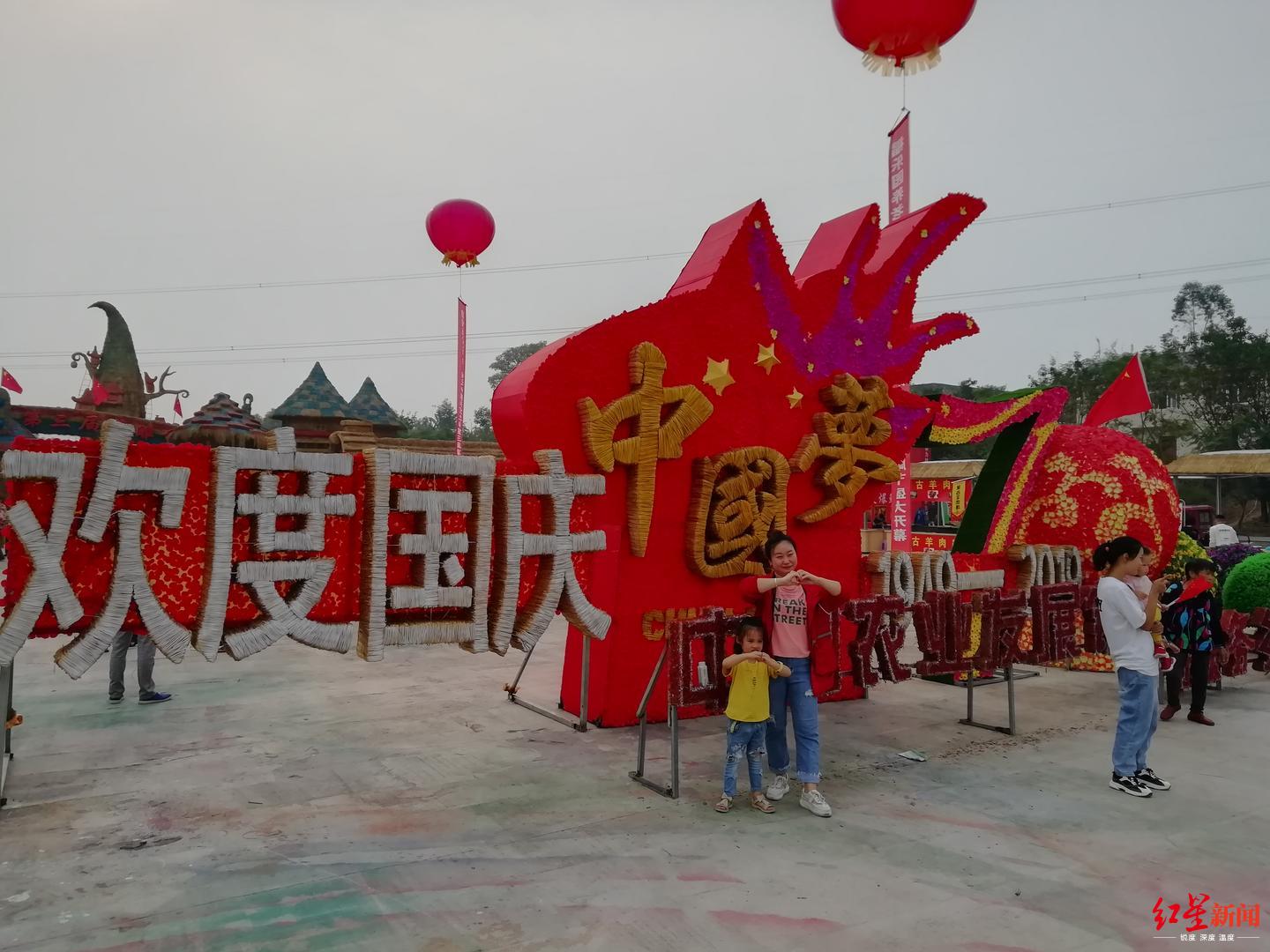 中国彩灯之乡·第三届草雕节开幕 万人同唱《我和我的祖国》休闲区蓝鸢梦想 - Www.slyday.coM 中国彩灯之乡·第三届草雕节开幕 万人同唱《我和我的祖国》休闲区蓝鸢梦想 - Www.slyday.coM