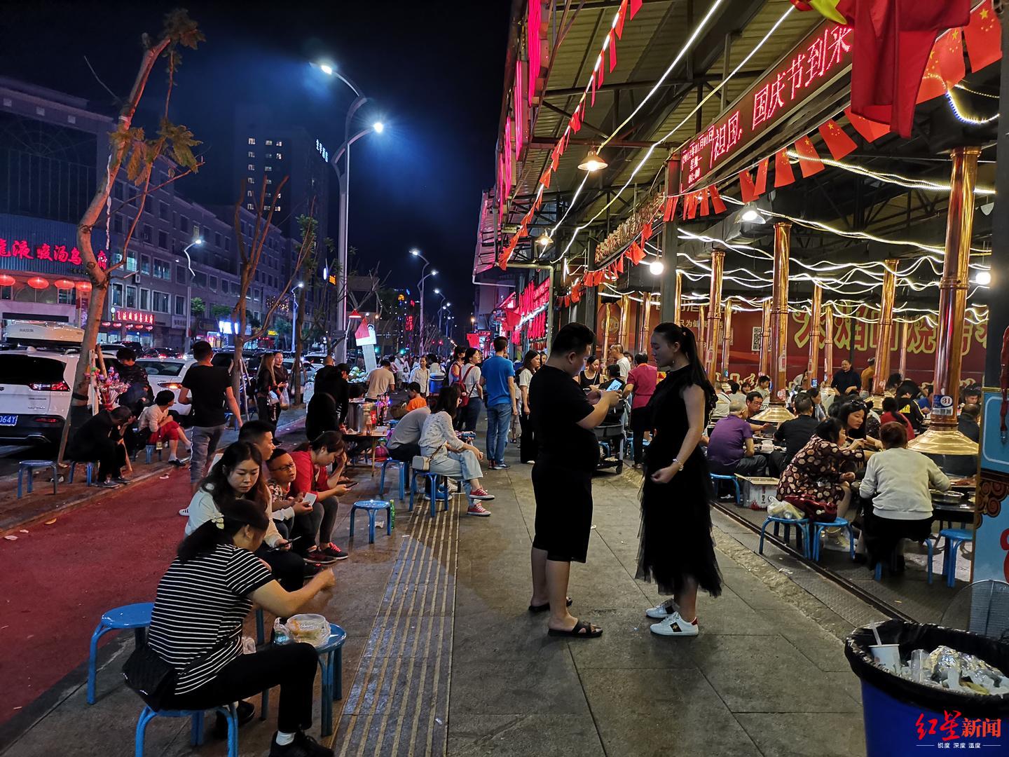国庆假期西昌烧烤店生意火爆场面壮观
