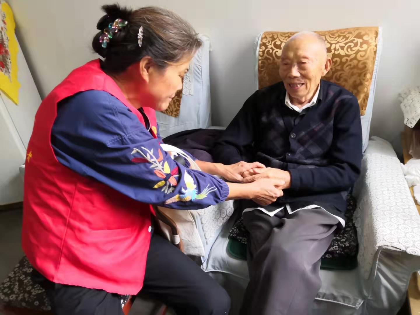 走访空巢独居老人,社区关怀温暖人心|独居老人|志愿者_新浪新闻