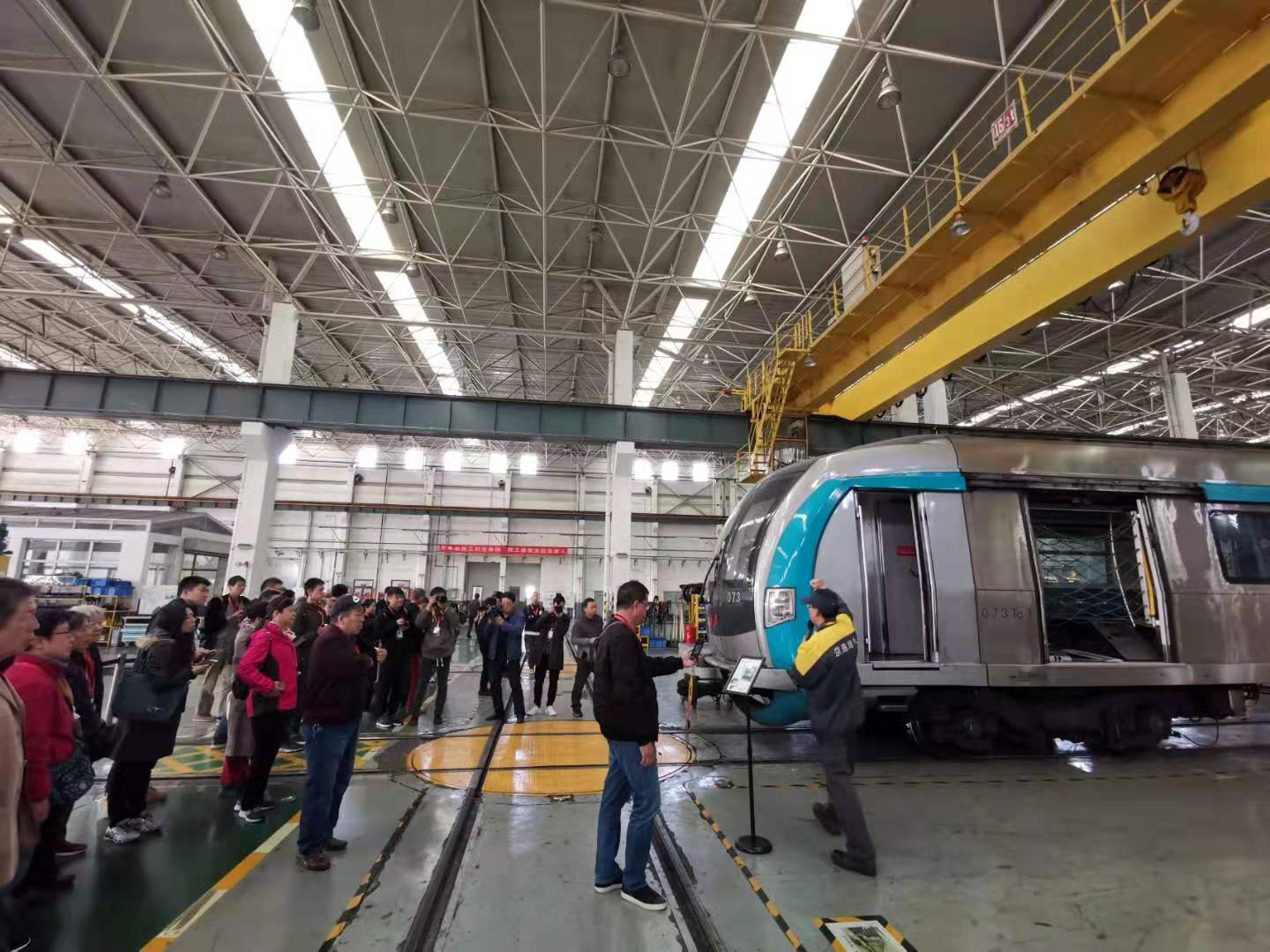 乘客代表参观正在检修中的地铁列车。新京报记者 裴剑飞 摄