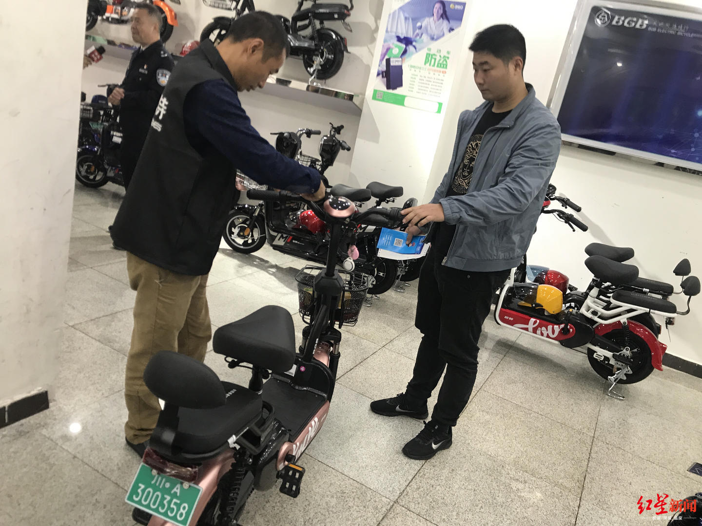 买了车就能上路全国首创成都实施电动自行车带牌销售