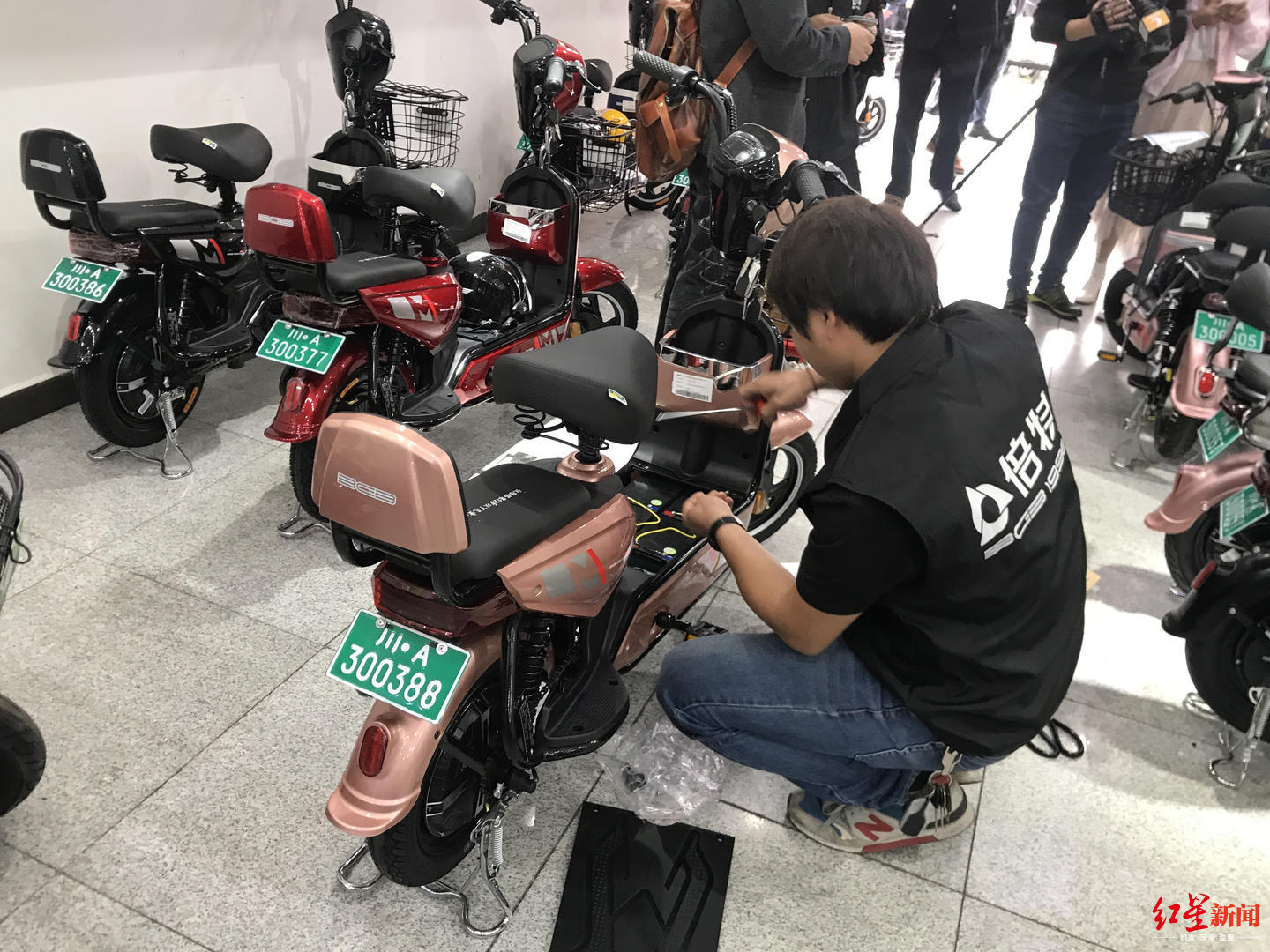 "买了车就能上路"全国首创,成都实施电动自行车带牌销售