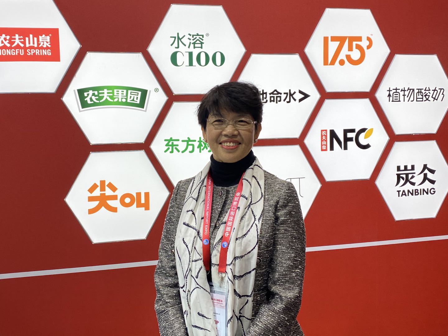 农夫山泉再度成为进博会指定用水 钟晓晓:进博会加快农夫山泉"走出去"