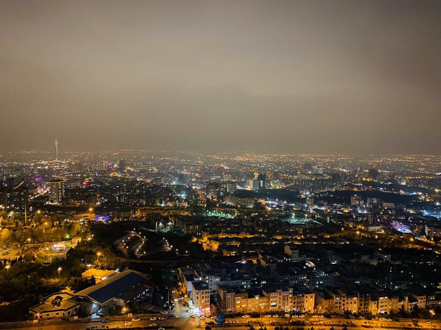 ▲恢复供电后的德黑兰夜景。|朱宁 供图