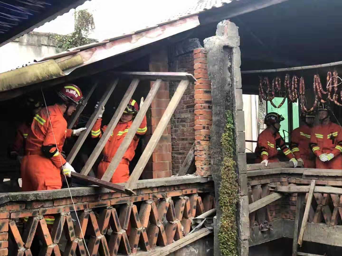 内江消防支队救援人员在震中陈家镇排查房屋情况。内江消防供图