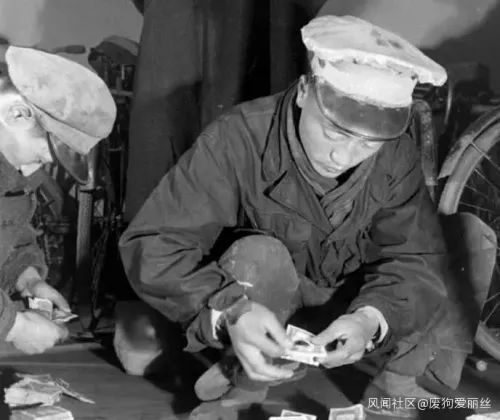  图为1948年上海，工人正在清点薪水。