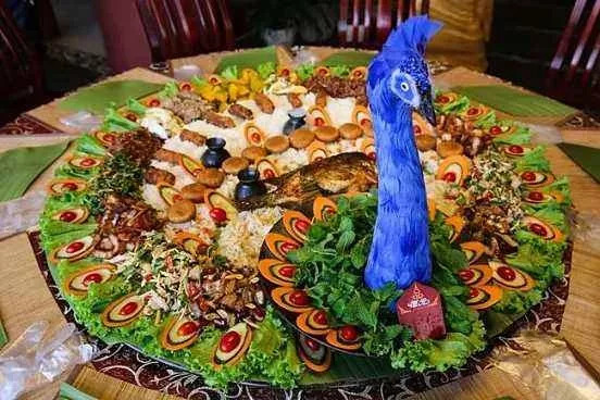 "孔雀宴"由15道菜组成,均是云南风味:香茅草烤土猪排,傣味烧肉,炸竹虫