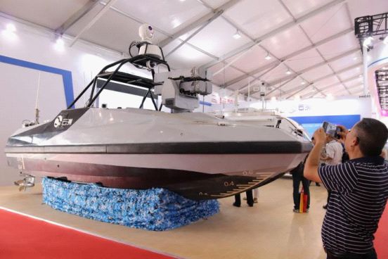  ▲2018珠海航展上展出的国产“瞭望者Ⅱ”察打一体导弹无人艇，搭载有多联导弹发射器。