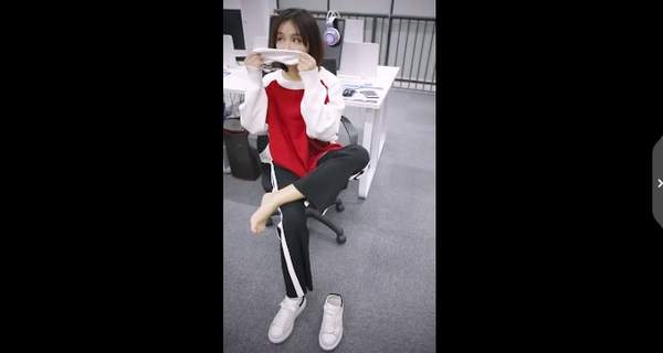 下面有粉丝评论说"闻袜一时爽,一直闻袜一直爽""重要的袜子要闻三次"