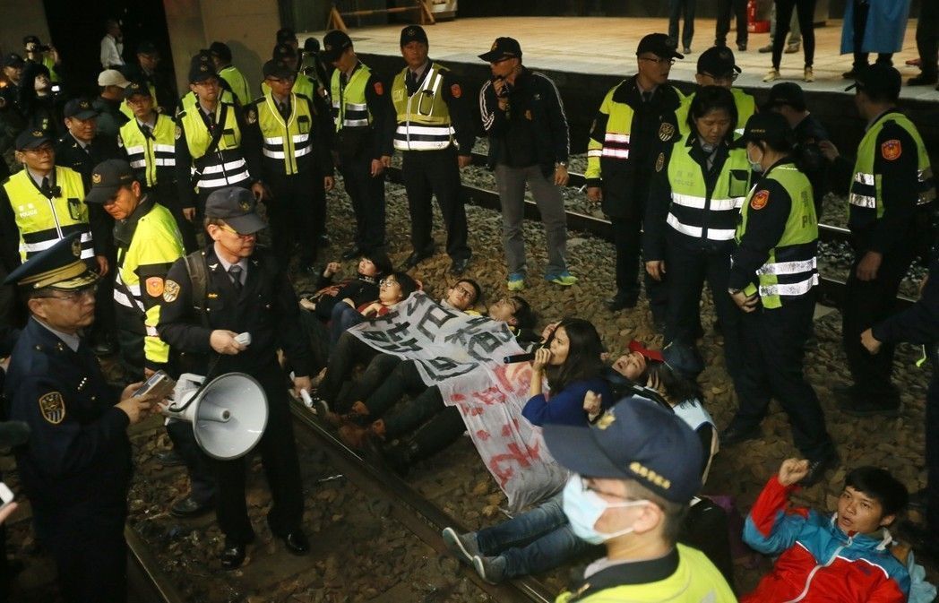 台湾前“立委”揭民进党愚人的经典谎言 这下真相大白了 劳团到北车卧轨抗议“劳基法”修恶,遭大批警力逮捕。(图片来源:台湾《联合报》)