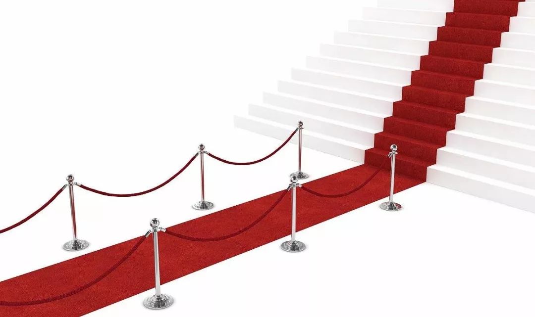 与前两届相比 今年的红毯秀迎来了惊喜升级 三段拾级而上的台阶 再加