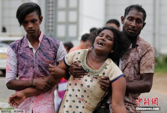 当地时间4月21日，斯里兰卡首都科伦坡发生多起爆炸事件，已致数百死伤。图为在爆炸中遇难者的家属悲痛欲绝。