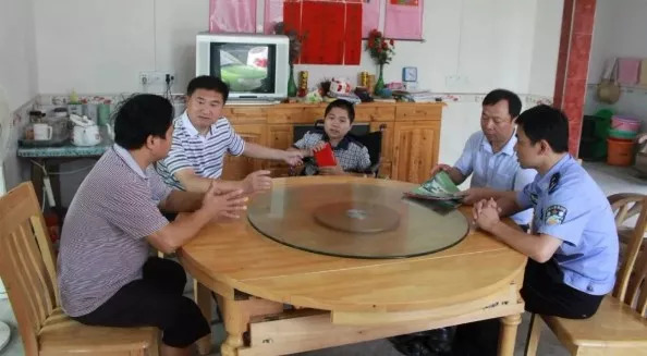 由民警背进考场,牵动人心的"轮椅男孩"上大学了!