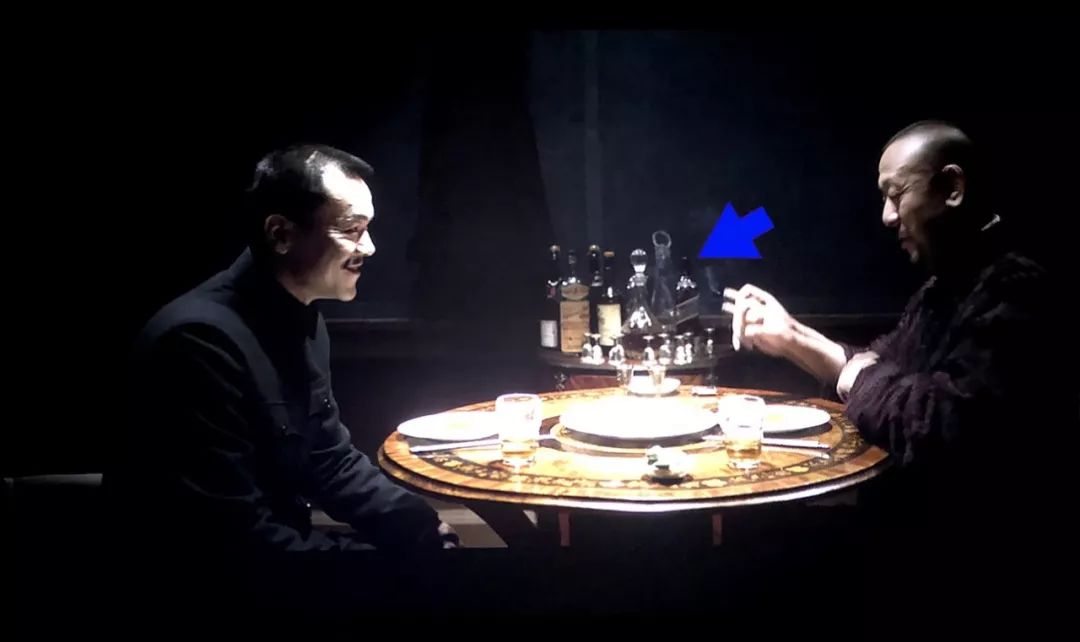 在《邪不压正》里面,他演的蓝老板和朱潜龙吃的第一顿饺子,背景的酒架