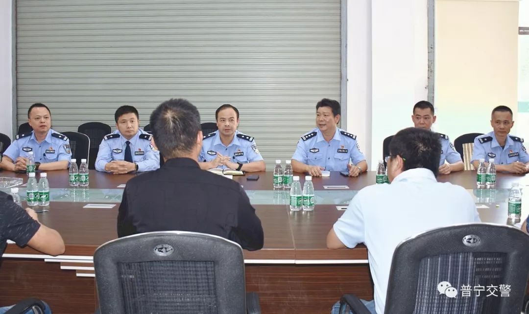 11月12日下午,普宁市公安局交警大队大队长庄佳生,副大队长陈映城及