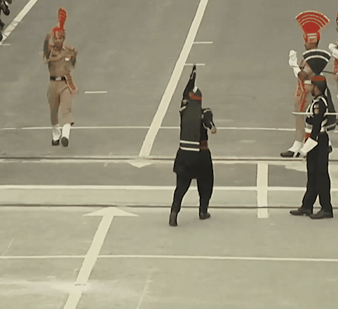 "印度和巴基斯坦泰国阅兵居然是跳跳步,配上《兔子舞》简直毫无违和感