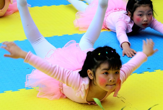 江西吉安:孩童寒假学艺忙