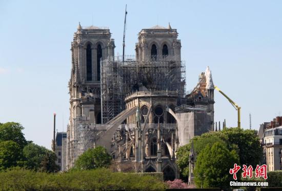 资料图：当地时间4月20日，巴黎圣母院在严密戒备中进行紧张维护清理工作，特别是对圣母院在大火中严重损毁的顶部进行清理。中新社记者 李洋 摄