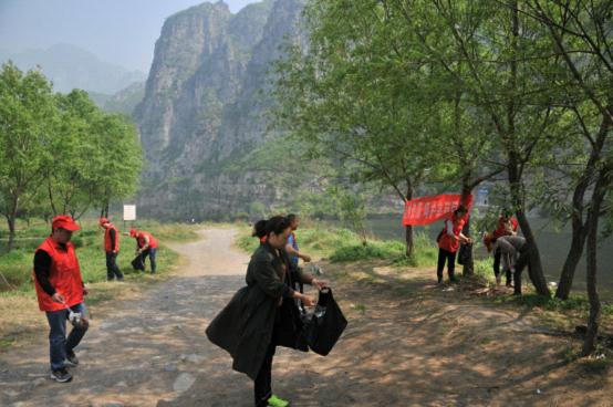 故事"主题活动,在太行山牛王滩林场开展"世界地球日"护绿志愿服务行动