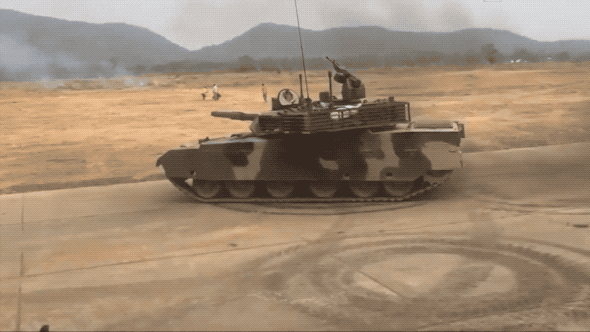 有驾照学三分钟就能上手|装甲车|操纵杆|履带_新浪新闻