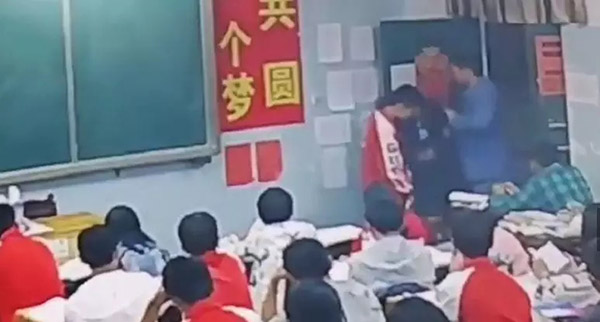 高中班主任对两男生飞踹扇耳光 涉事老师目前被停职调查