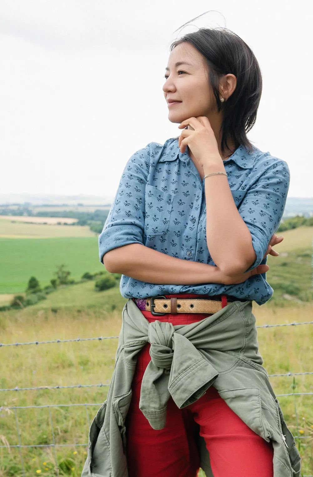 41岁阿雅晒美照不装嫩,穿碎花衬衫侧颜轮廓精致,少女感来得真实