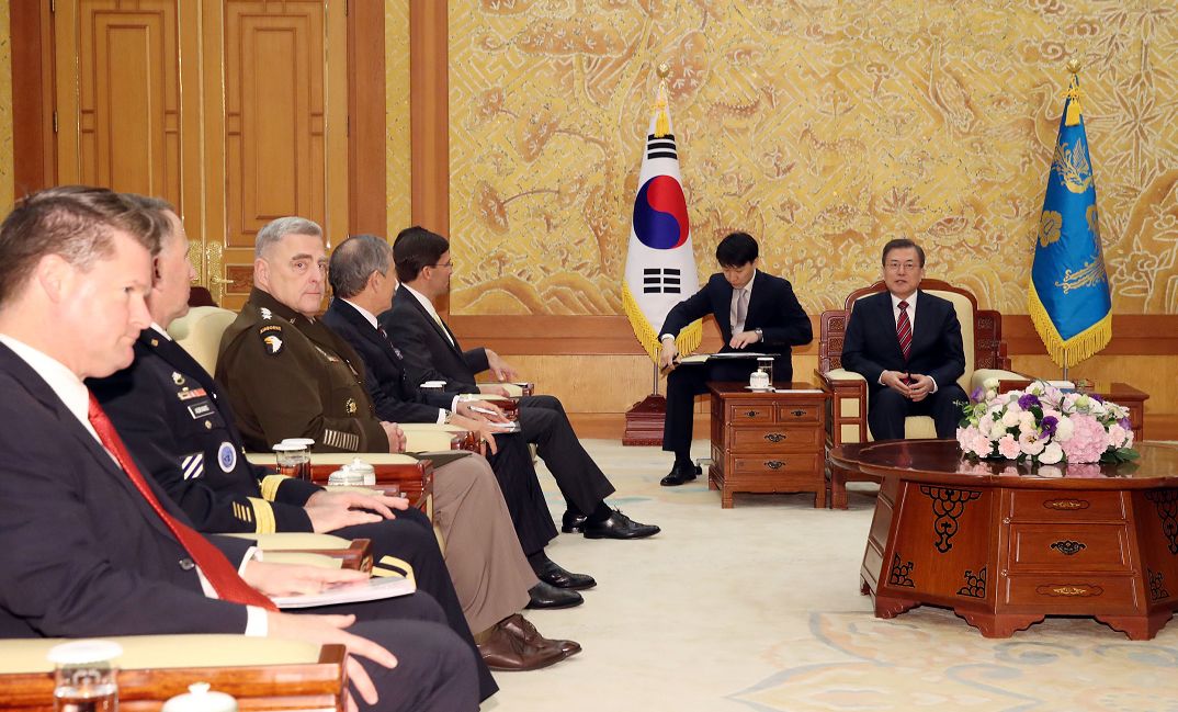 ▲当地时间2019年11月15日,韩国首尔,韩国总统文在寅会见到访的美国国防部长埃斯珀一行。(视觉中国)